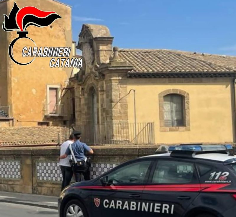 Tenta il suicidio appendendosi nel vuoto dal ponte San Francesco, salvato dai Carabinieri.