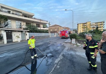 Giarre, a fuoco Fiat Panda in sosta sul corso delle Province