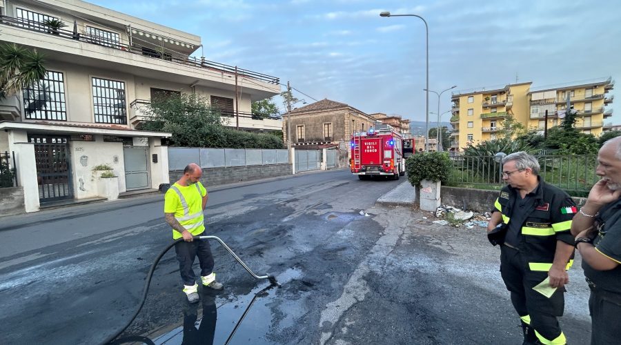 Giarre, a fuoco Fiat Panda in sosta sul corso delle Province