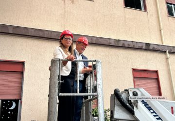 Giarre, il sindaco "operaio" Cantarella in ricognizione nelle scuole