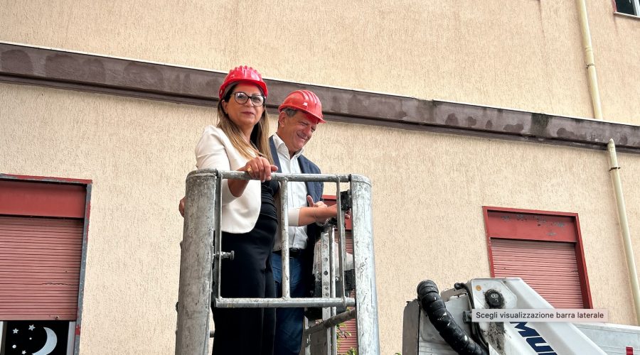 Giarre, il sindaco “operaio” Cantarella in ricognizione nelle scuole