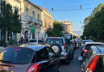 Suona la campanella a Riposto: pochi vigili nelle scuole e parcheggi selvaggi