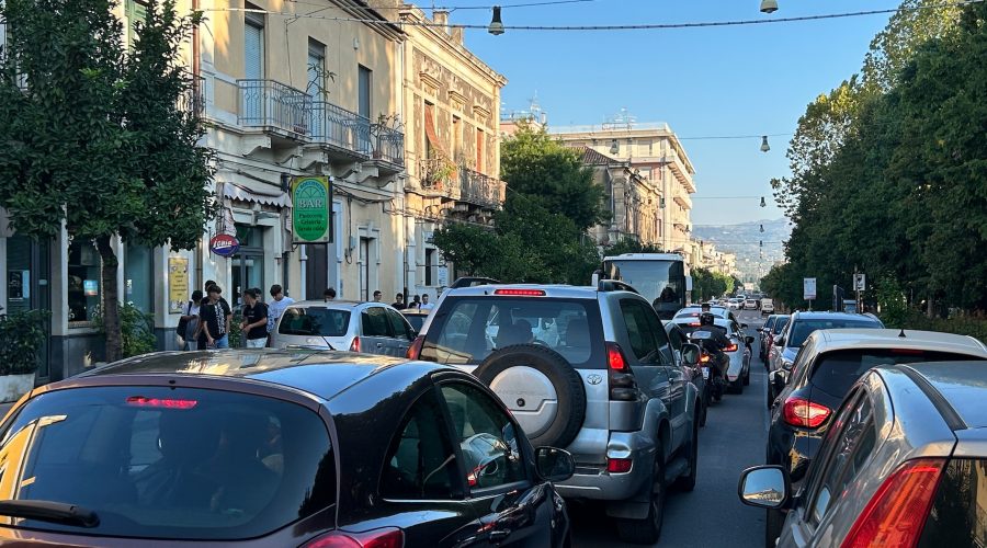 Suona la campanella a Riposto: pochi vigili nelle scuole e parcheggi selvaggi