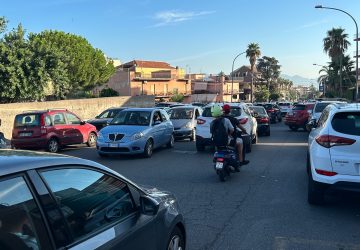 Giarre, caos davanti gli ingressi delle scuole. Situazione limite a Macchia: protestano le mamme VIDEO