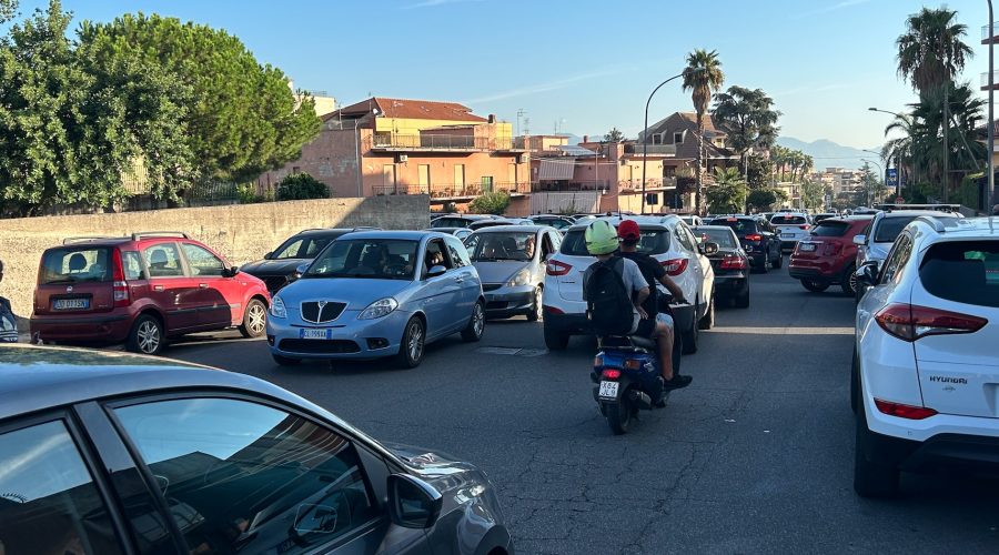 Giarre, caos davanti gli ingressi delle scuole. Situazione limite a Macchia: protestano le mamme VIDEO