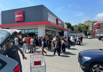 Giarre, caos auto davanti le scuole. Nel parcheggio di un supermercato allestita una "piazza Carmine"