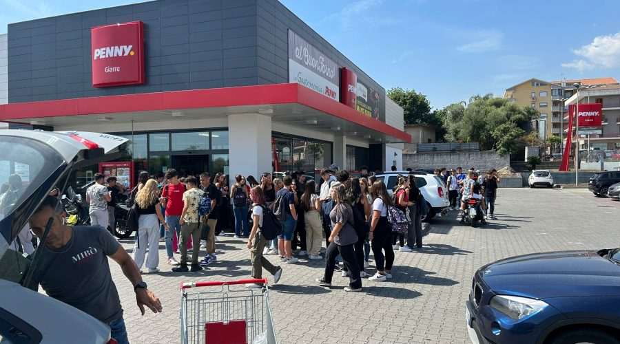 Giarre, caos auto davanti le scuole. Nel parcheggio di un supermercato allestita una “piazza Carmine”