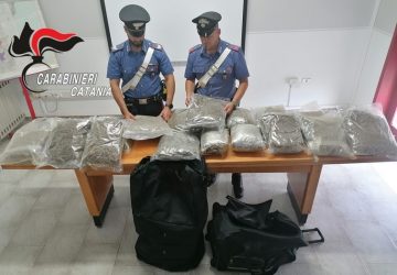 Indugia davanti a Carabinieri che li beccano con un carico di droga: due arresti