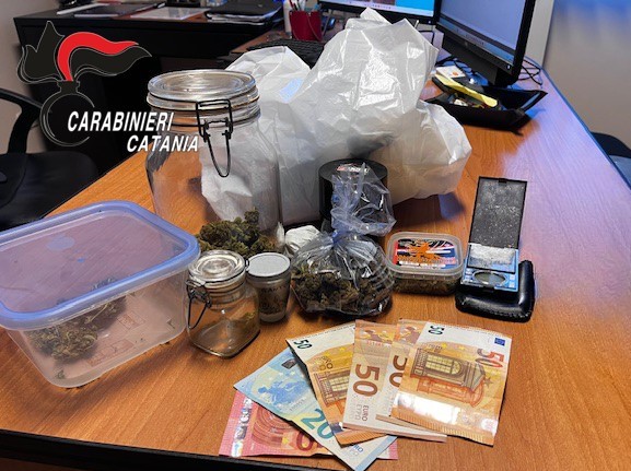 Beffato dal “fiuto” dei Carabinieri mentre spaccia ai domiciliari