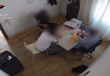 Rubano la merce al datore di lavoro e lo sottopongono ad estorsione