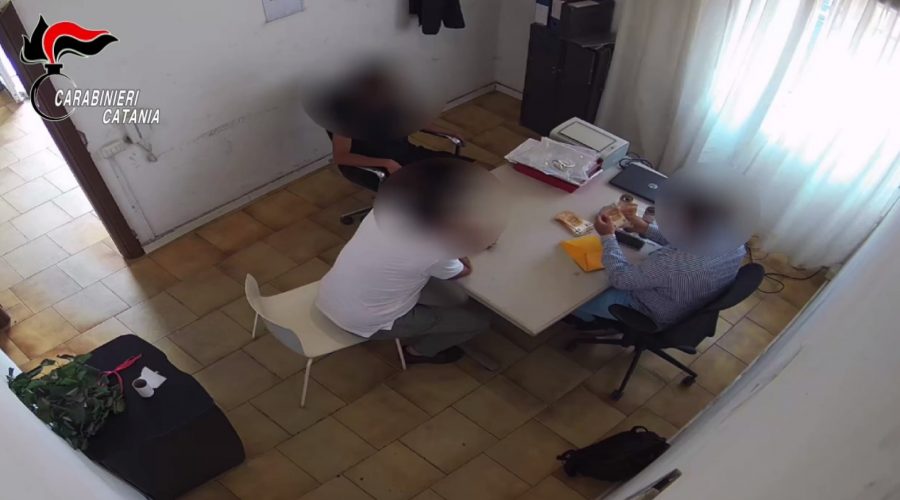 Rubano la merce al datore di lavoro e lo sottopongono ad estorsione