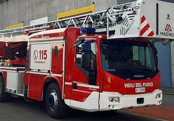 Riposto, Vigili del fuoco mettono in sicurezza una palazzina