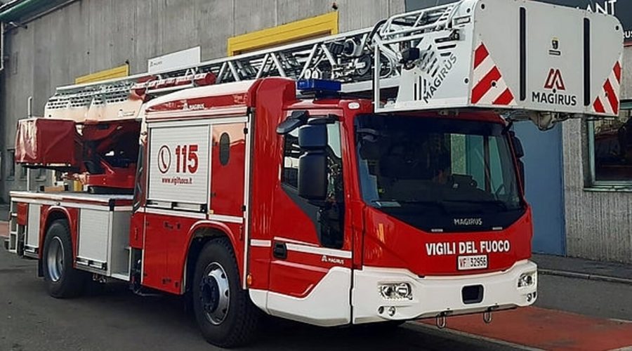 Riposto, Vigili del fuoco mettono in sicurezza una palazzina