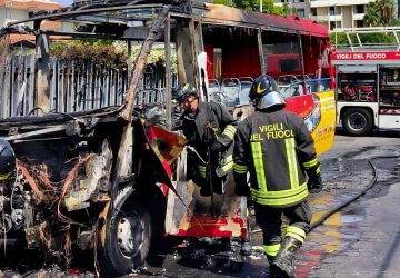 I Vigili del Fuoco intervengono a Catania per l'incendio di un autobus