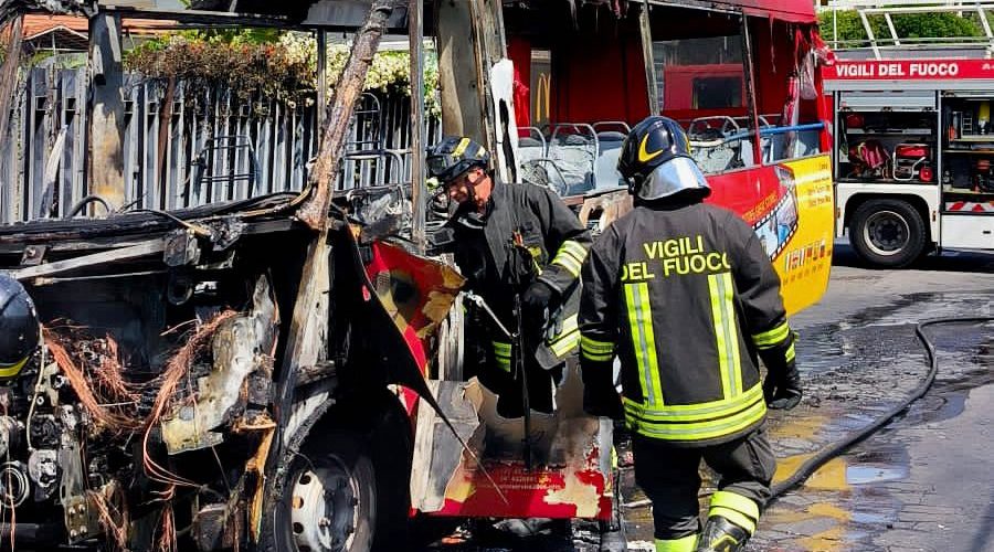 I Vigili del Fuoco intervengono a Catania per l’incendio di un autobus