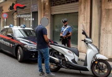 Guida senza casco: sono oltre 70 i centauri sanzionati dai Cc