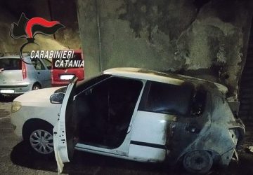 Incendia l&rsquo;auto del rivale in amore: scoperto e denunciato dai Carabinieri