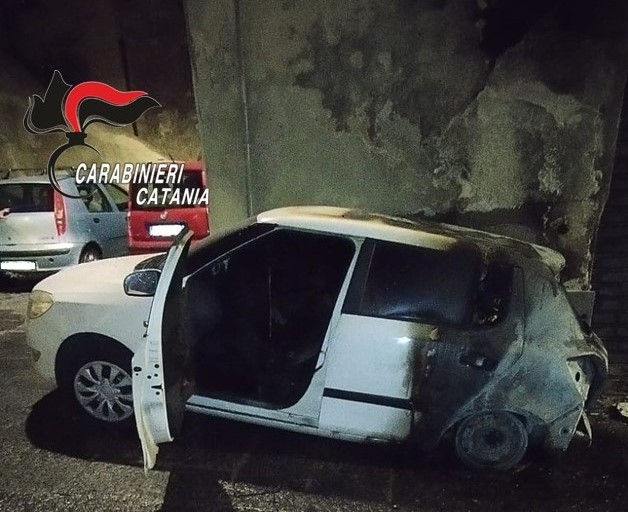Incendia l’auto del rivale in amore: scoperto e denunciato dai Carabinieri