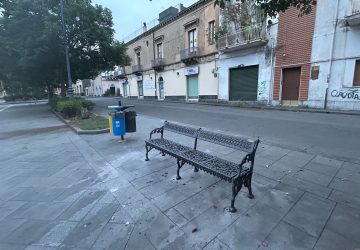 Giarre, l'imprenditore Gaetano Finocchiaro dona una panchina per piazza Carmine