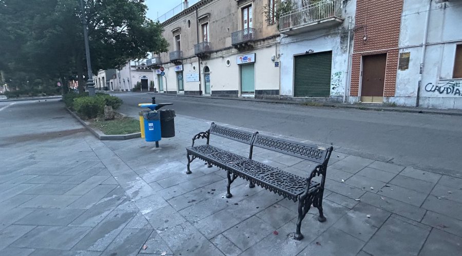 Giarre, l’imprenditore Gaetano Finocchiaro dona una panchina per piazza Carmine