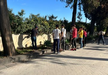 Giarre, al cimitero gli studenti del Mazzei restituiscono decoro alle aiuole VIDEO