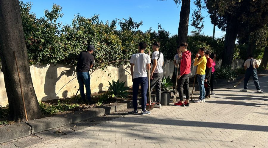 Giarre, al cimitero gli studenti del Mazzei restituiscono decoro alle aiuole VIDEO