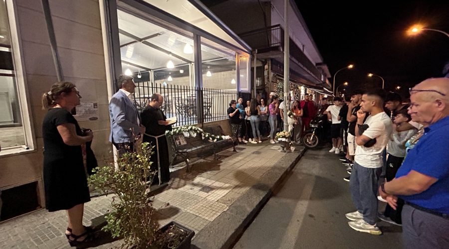 Giarre, inaugurata in corso Messina la panchina di Mattia  VIDEO