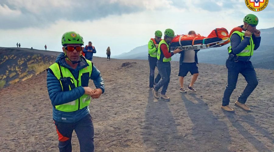 Etna, soccorso a turista lungo il sentiero del Cratere Silvestri inferiore