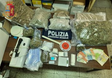 Nascondeva cinque chili di droga in casa: arrestato 45enne