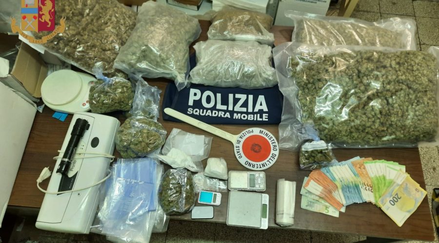 Nascondeva cinque chili di droga in casa: arrestato 45enne