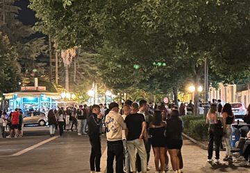 Giarre, i giovani riscoprono piazza Carmine: folla di ragazzi i sabato sera, come negli Anni 90