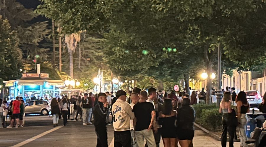 Giarre, i giovani riscoprono piazza Carmine: folla di ragazzi i sabato sera, come negli Anni 90