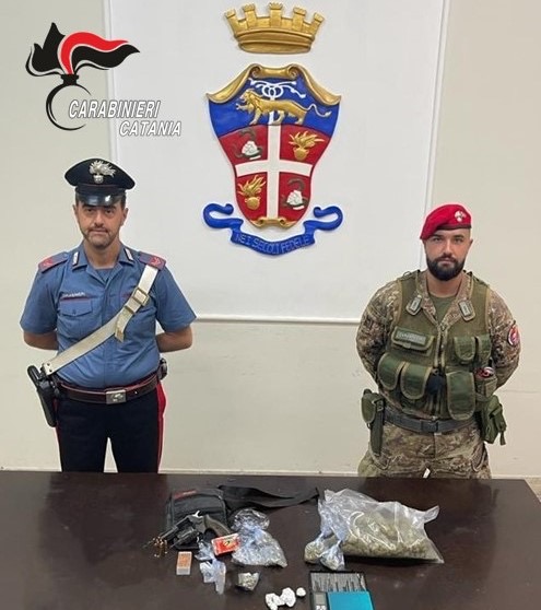 Da Ragusa a casa dei parenti con armi e droga: arrestato