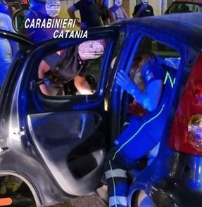 Carabinieri intervengono per un incidente stradale e mettono in salvo una donna