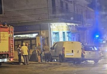 Giarre, collisione all'incrocio tra via Orlando e via Vasta. Intervento dei Vigili del fuoco