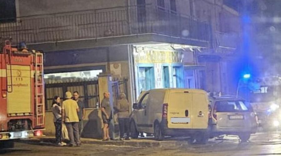 Giarre, collisione all’incrocio tra via Orlando e via Vasta. Intervento dei Vigili del fuoco