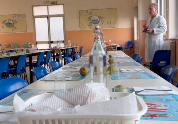 Riposto, monta la protesta sulla refezione scolastica. Il Comune annuncia la soluzione dei pasti pronti