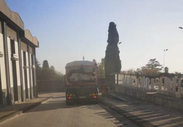 Giarre, intervento dell'Igm nel cimitero di Trepunti: spazzatrici in azione
