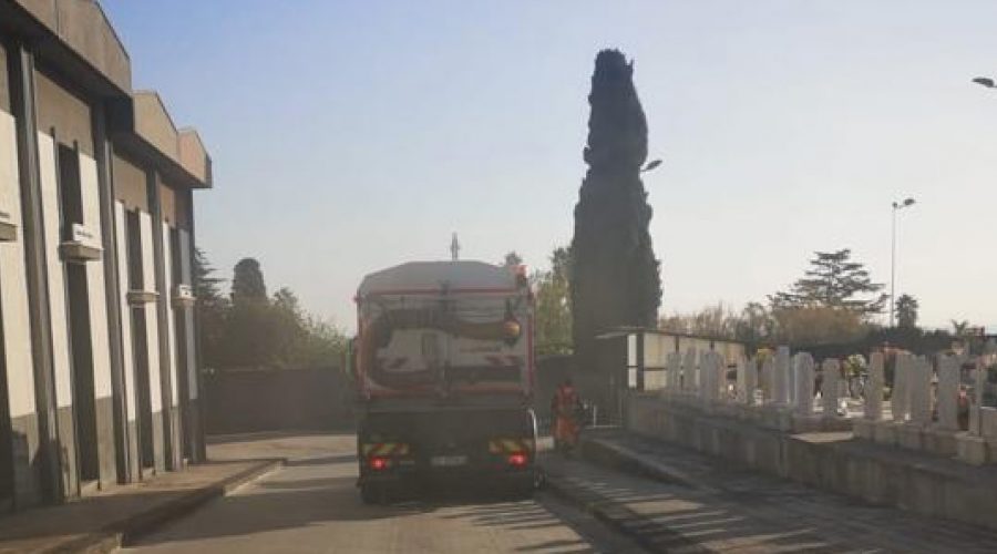 Giarre, intervento dell’Igm nel cimitero di Trepunti: spazzatrici in azione