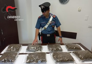 Cerca di sottrarsi al controllo dei Carabinieri: arrestato con circa 4 kg di droga
