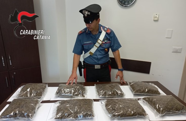 Cerca di sottrarsi al controllo dei Carabinieri: arrestato con circa 4 kg di droga