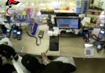 In quattro assaltano un bar ricevitoria: uno &egrave; stato arrestato dai Carabinieri