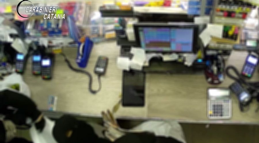 In quattro assaltano un bar ricevitoria: uno è stato arrestato dai Carabinieri