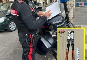 Beccato con una cesoia a tagliare la catena da una bici: arrestato