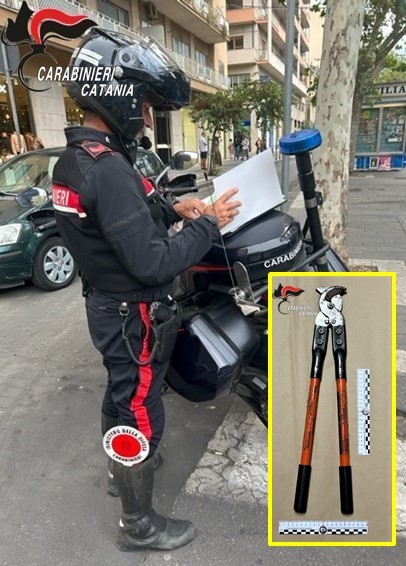 Beccato con una cesoia a tagliare la catena da una bici: arrestato