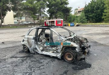 Giarre, auto "cannibalizzata" e data alle fiamme