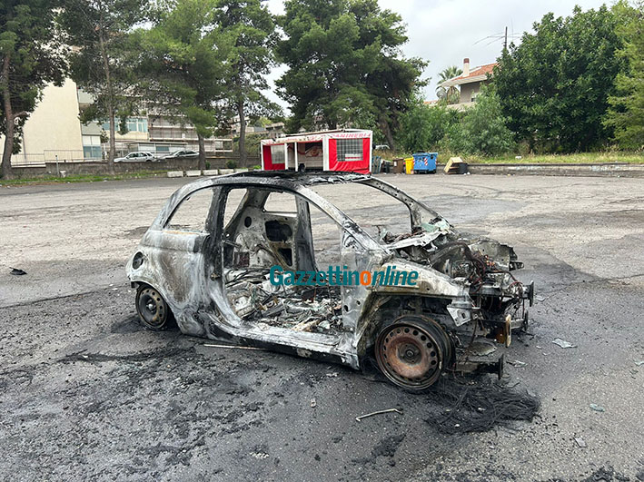 Giarre, auto “cannibalizzata” e data alle fiamme