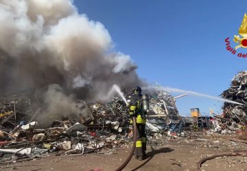 Incendio in un deposito di raccolta metalli nella Zona Industriale di Catania
