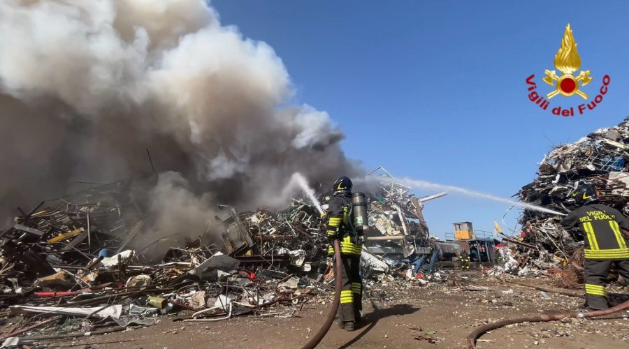Incendio in un deposito di raccolta metalli nella Zona Industriale di Catania