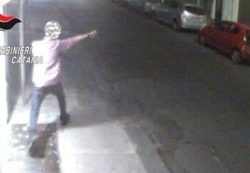 Tenta di far esplodere un bancomat con un petardo: denunciato